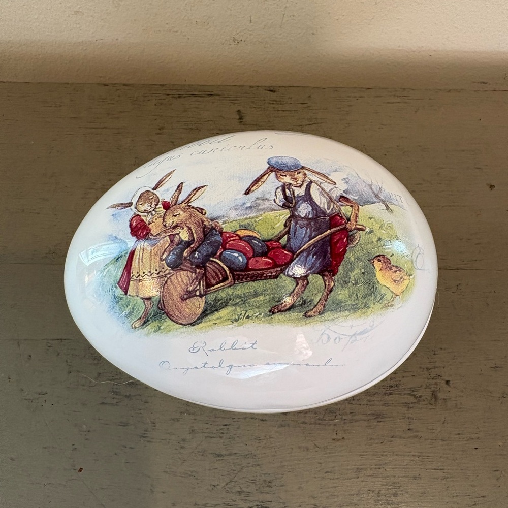 VTG Ceramic Easter Egg Trinket/Candy Dish Featuring Beatrix Potter Bunnies